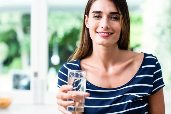 Frau mit Trinkwasser — Stockfoto