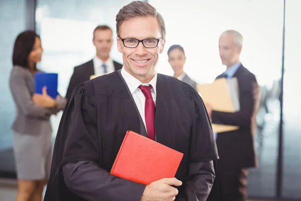 Avocat détenant le livre de droit — Photo