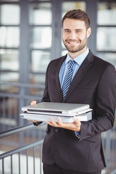 Affärsman med laptop och dokument — Stockfoto