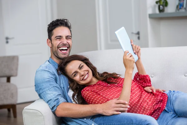 Pareja con tablet digital —  Fotos de Stock