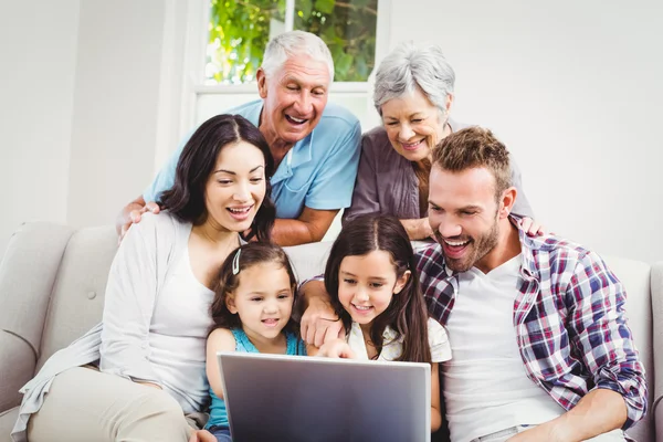 Família multi geração usando laptop — Fotografia de Stock