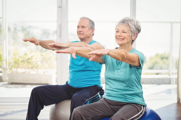Heureux couple de personnes âgées effectuant exercice — Photo