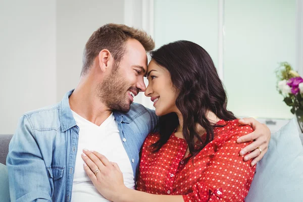 Couple romantique assis sur le canapé — Photo