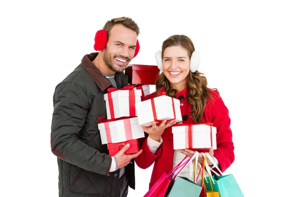 Para trzymając prezenty i torby na zakupy — Zdjęcie stockowe