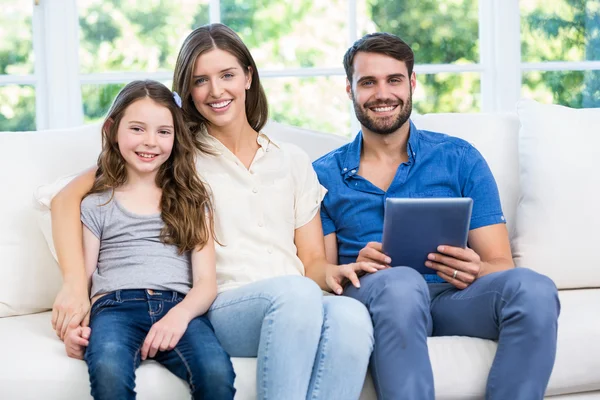 Familie zittend op de Bank met digitale tablet — Stockfoto
