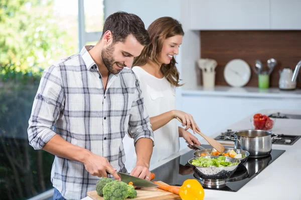 Couple préparant la nourriture au comptoir de cuisine — Photo
