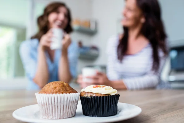 Muffin e cupcake serviti sul tavolo — Foto Stock