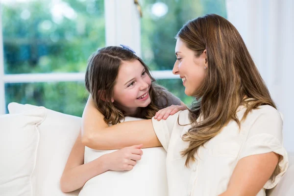 Mujer con hija en sofá —  Fotos de Stock