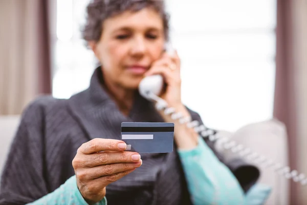 Жінка тримає кредитну картку — стокове фото