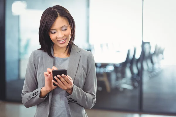 Zakenvrouw die mobiele telefoon gebruikt — Stockfoto