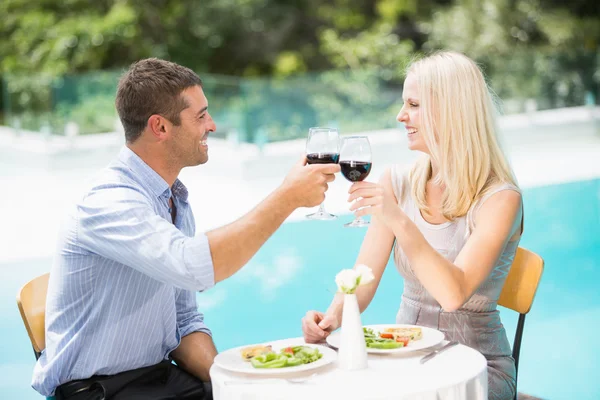Усміхнена пара тримає червоне вино — стокове фото