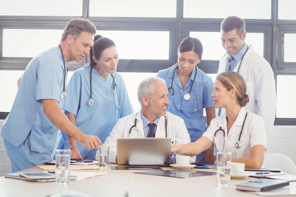 Медицинская команда взаимодействует в конференц-зале — стоковое фото