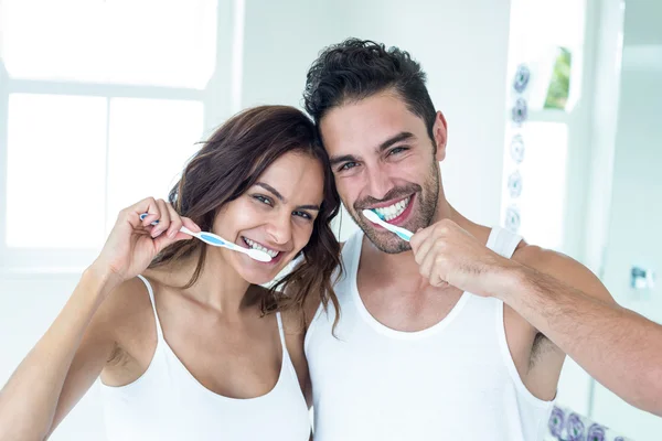 Casal escovação dentes no banheiro — Fotografia de Stock