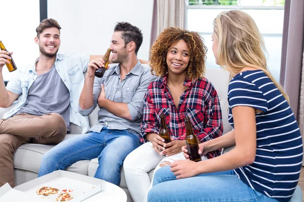 Amici che si godono la birra a casa — Foto Stock