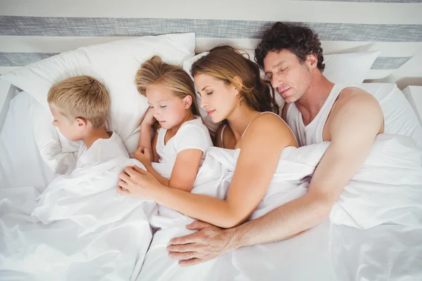 Evde yatakta uyuyan aile — Stok fotoğraf