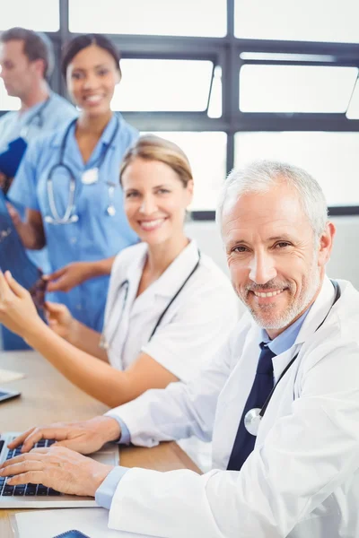 Портрет медицинской команды, улыбающейся в конференц-зале — стоковое фото