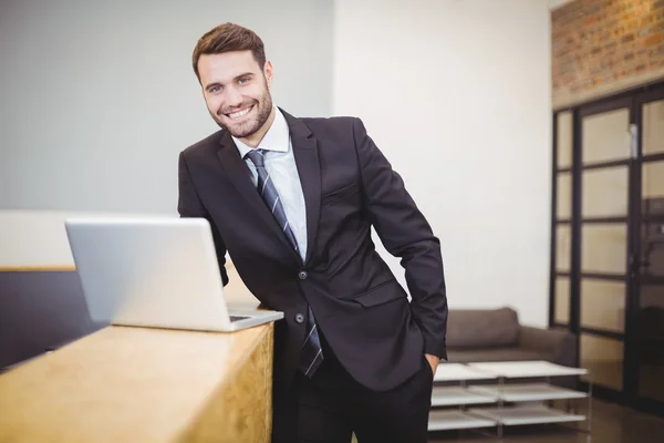 Affärsman med laptop på counter — Stockfoto