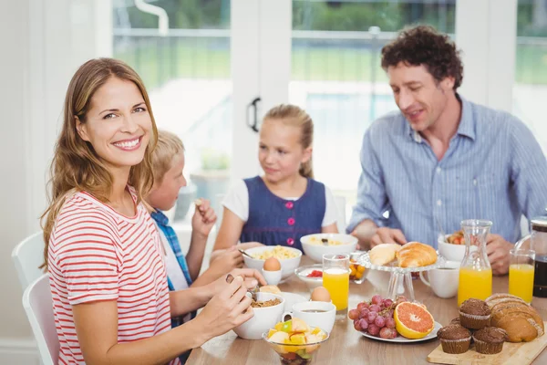 Mor ha frukost med familj — Stockfoto