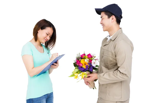 Entrega homem entregando flores para mulher — Fotografia de Stock