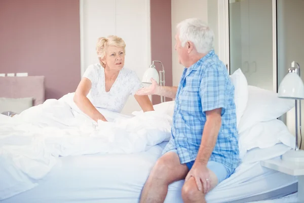 Senior paar praten in slaapkamer — Stockfoto