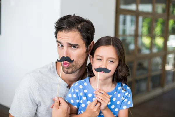 Padre e figlia con baffi artificiali — Foto Stock