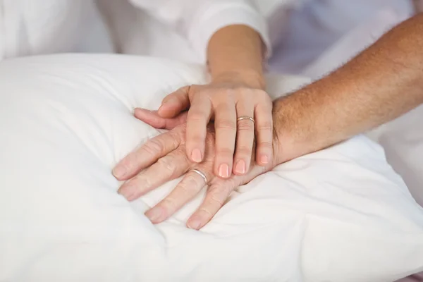 Senior couple holding hands — Stock Photo, Image