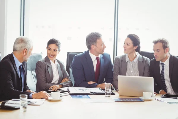 Empresarios en sala de conferencias — Foto de Stock