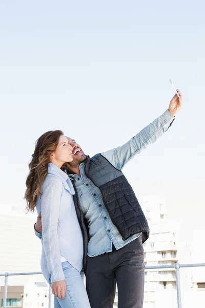 Giovane coppia prendendo selfie — Foto Stock