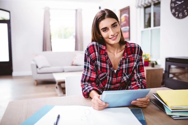 Mujer sosteniendo tableta digital — Foto de Stock