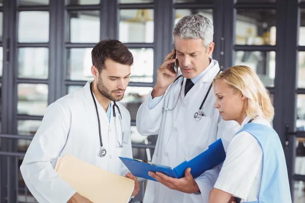 Médico que trabalha com colegas de trabalho — Fotografia de Stock