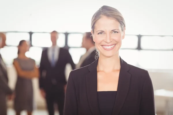 Mujer de negocios sonriendo a la cámara —  Fotos de Stock