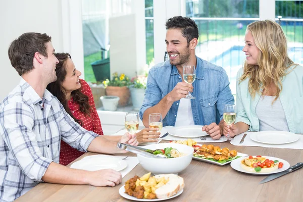 Vrienden houden wijnglazen — Stockfoto