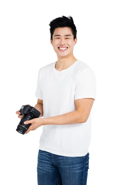 Fotoğraf makinesi kullanan genç adam — Stok fotoğraf