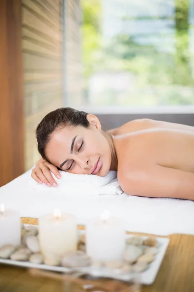 Vrouw ontspannen op massagetafel — Stockfoto
