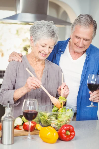 Äldre kvinna förbereda sallad — Stockfoto