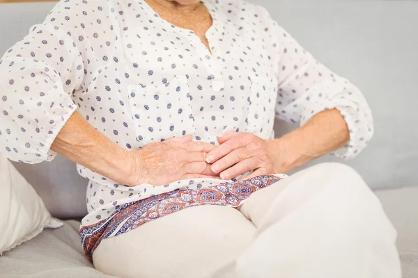 Kobieta cierpiąca na ból brzucha — Zdjęcie stockowe