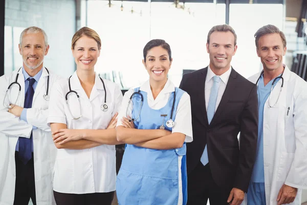 Medisch team glimlachend in het ziekenhuis — Stockfoto