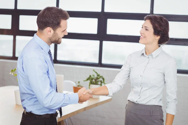 Affärsmän handskakning i office — Stockfoto