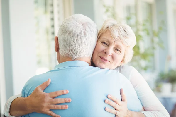 Porträt einer Seniorin, die ihren Mann umarmt — Stockfoto