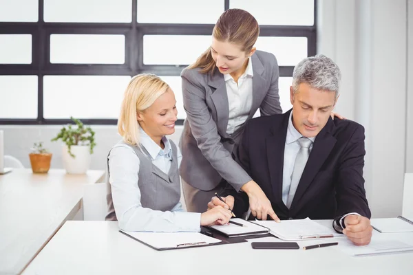 Gente de negocios explicando cliente — Foto de Stock