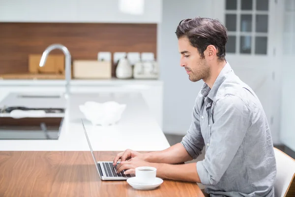 Homem trabalhando no laptop — Fotografia de Stock