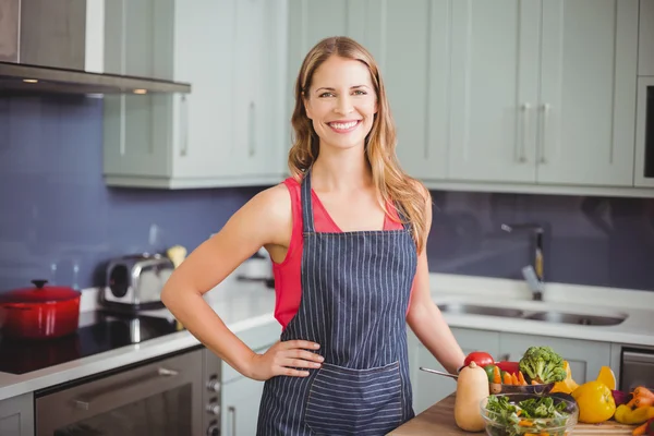 Mujer de pie en la cocina —  Fotos de Stock