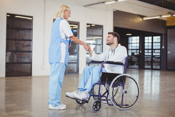 Ärztin beim Händeschütteln mit Arzt — Stockfoto