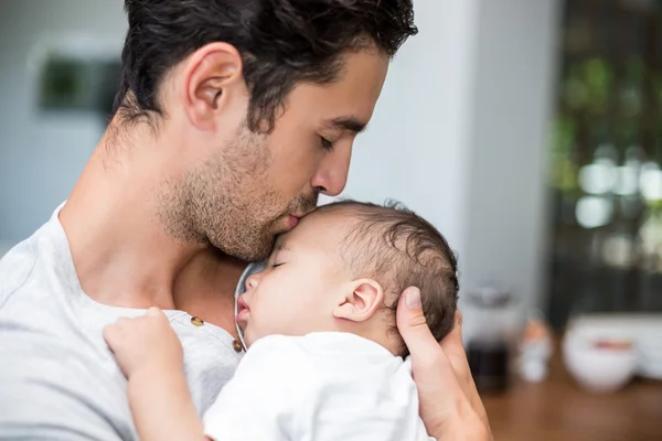 Padre baciare bambino mentre in piedi — Foto Stock