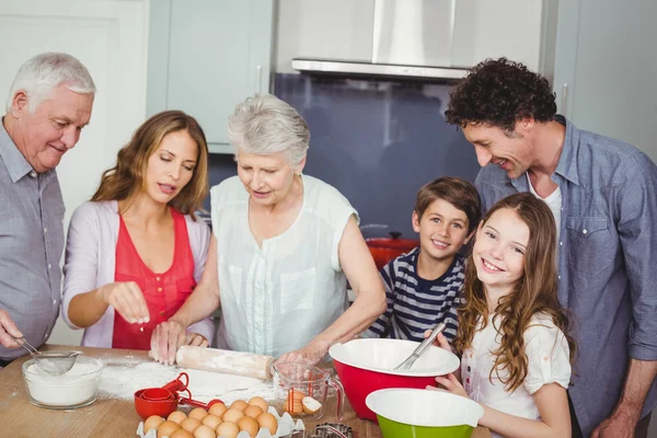 Familjen förbereder mat hemma — Stockfoto