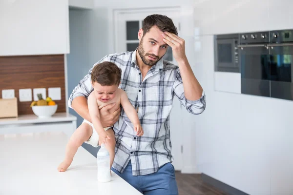 Padre holding pianto bambino ragazzo — Foto Stock