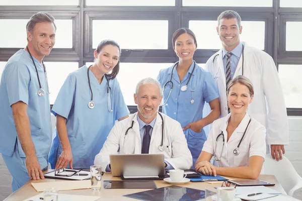 Porträt des medizinischen Teams im Konferenzraum — Stockfoto