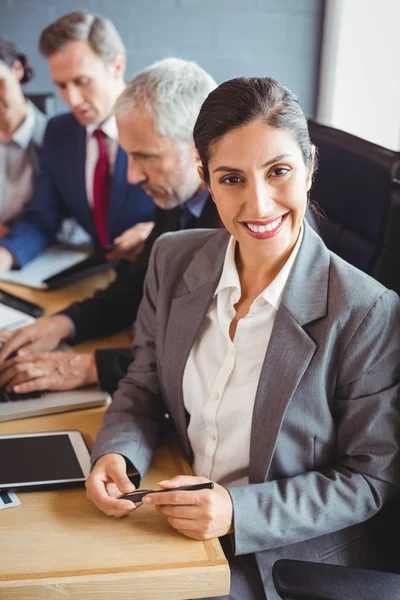 Empresarios en sala de conferencias — Foto de Stock