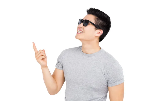 Hombre posando en gafas de sol — Foto de Stock