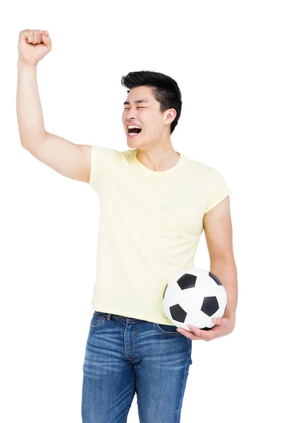 Homem segurando futebol e torcida — Fotografia de Stock